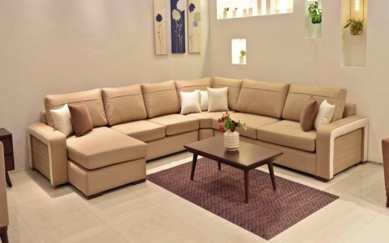 مبل خاکستری مات در فضای مینیمال